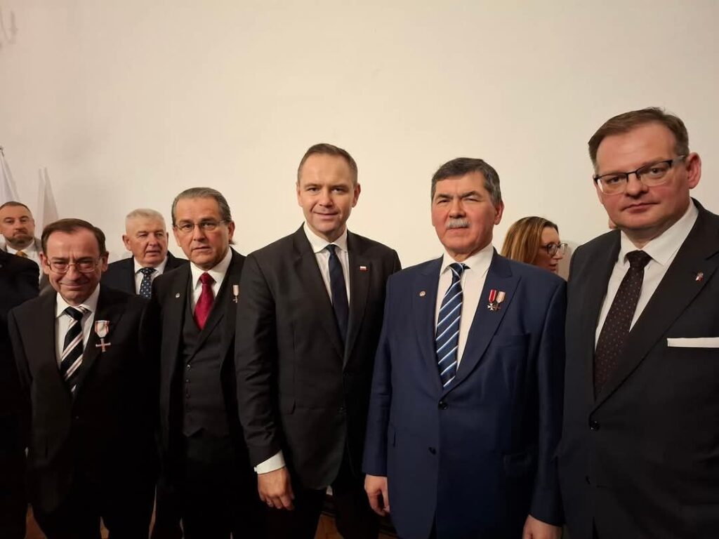 Obrazek przedstawia Janka karola Andrzeja i Piotrw na ceremonii