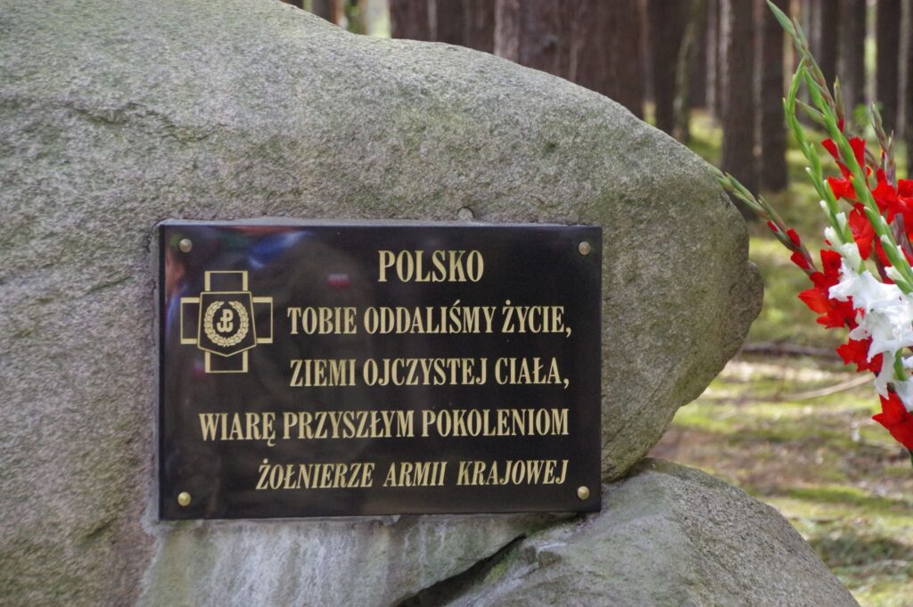 Tablica upamiętniająca poległych żołnierzy AK w Jerzystkach