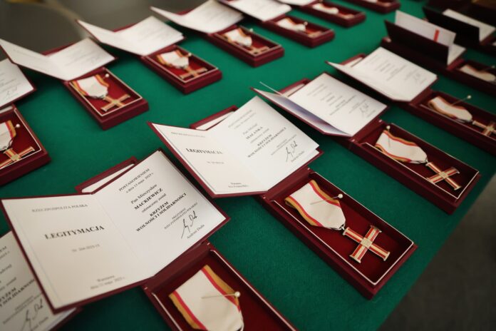 Damy i Kawalerowie Krzyża Wolności i Solidarności